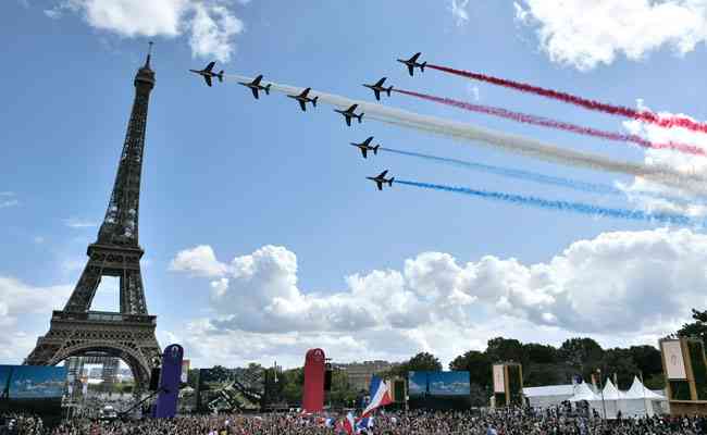 Festa no entorno da Torre Eiffel, em Paris, para receber os Jogos Olímpicos