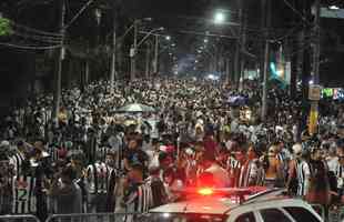 Atleticanos invadiram o Mineiro no jogo contra o Grmio e bateram recorde de pblico no Brasileiro; veja fotos do entorno do estdio antes da partida