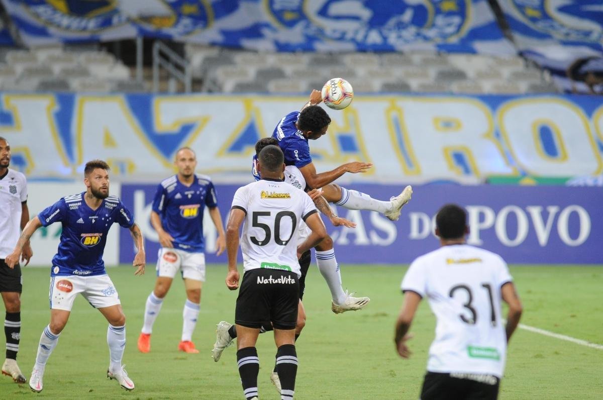Jogo entre Cruzeiro e Figueirense, no Mineiro, em Belo Horizonte, pela 22 rodada da Srie B do Campeonato Brasileiro