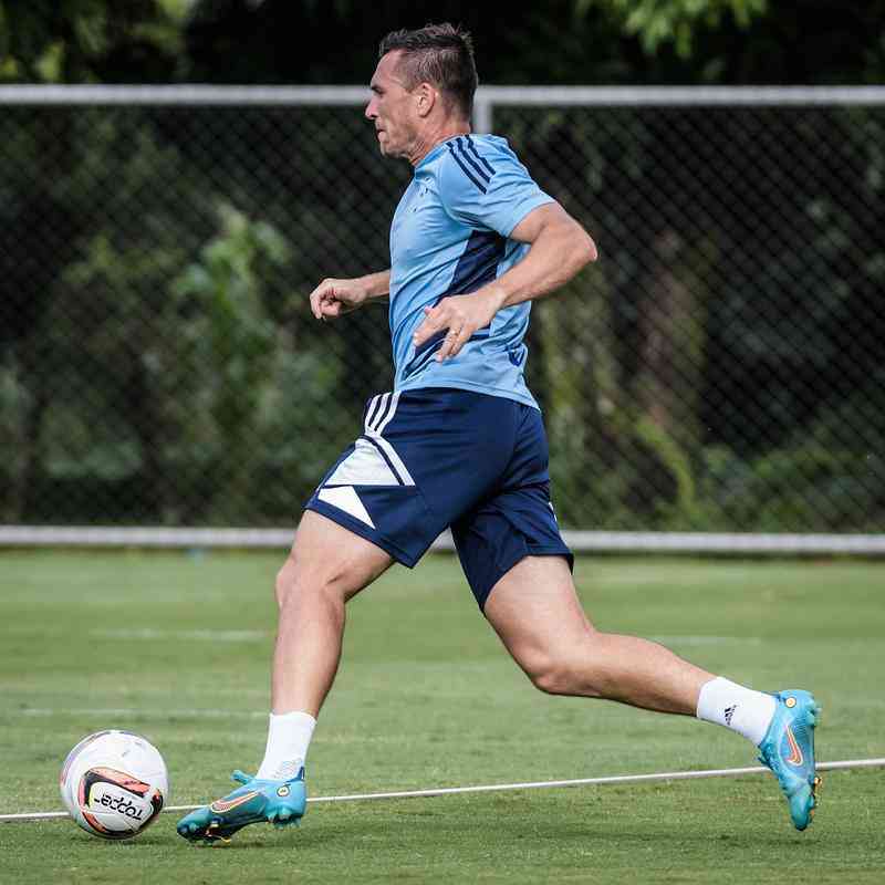 À espera de resolução de imbróglio no Cruzeiro na Fifa, Angulo participa de  treino na Toca - Superesportes