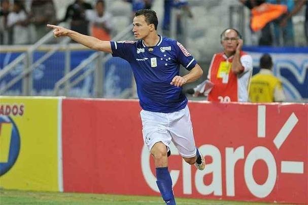 Leandro Damio (2015): o substituto de Moreno no Cruzeiro foi Leandro Damio, que se destacara no Internacional, porm no repetira o sucesso pelo Santos. O incio animador - 11 gols nos 15 primeiros jogos por competies - deu lugar a um nmero modesto de apenas sete tentos nas 41 apresentaes restantes. A ltima impresso prevaleceu, e a diretoria no continuou com o centroavante.
