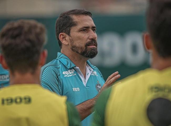 O Coritiba contratou o paraguaio Gustavo Mor�nigo para o lugar de Pachequinho. Ele chegou ao clube com a miss�o de evitar a queda para a S�rie B.