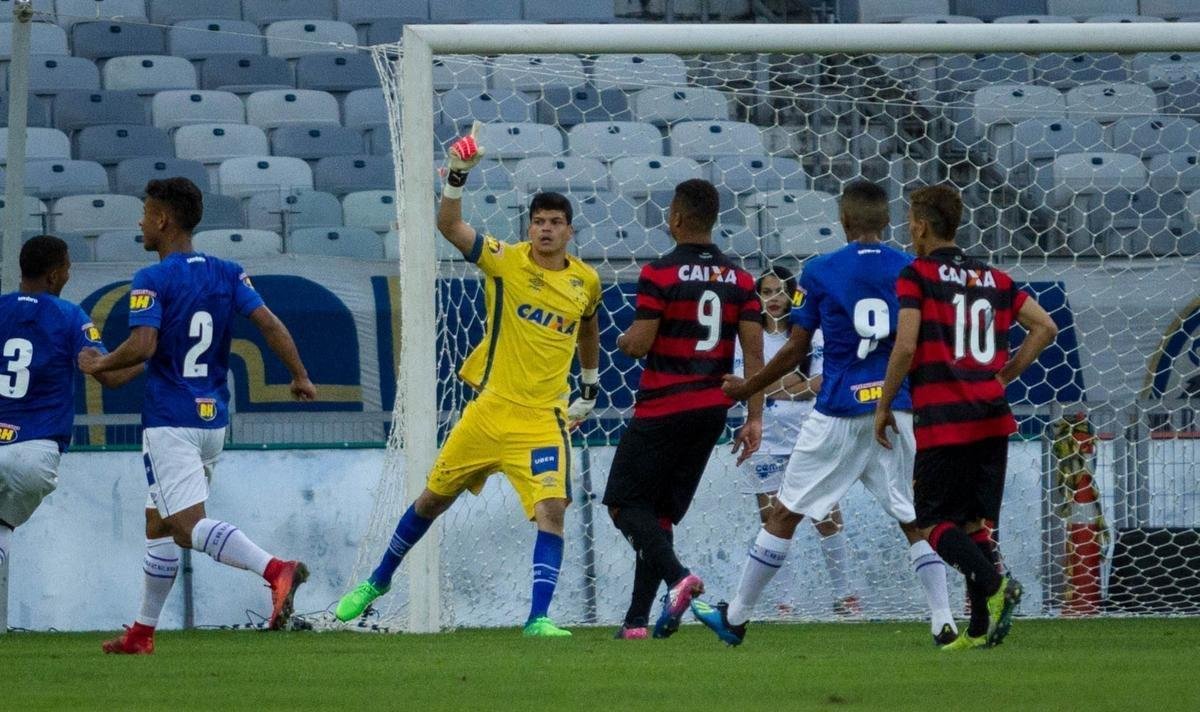 Pelo Brasileiro Sub-20, Cruzeiro derrotou Vitria por 1 a 0, no Mineiro, com gol de Ronaldo