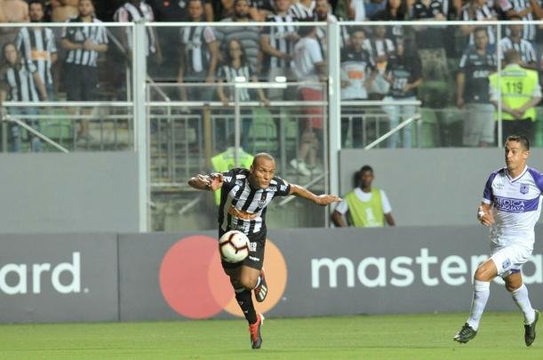 Lances do primeiro tempo do duelo entre Atltico e Defensor, pela terceira fase da Copa Libertadores