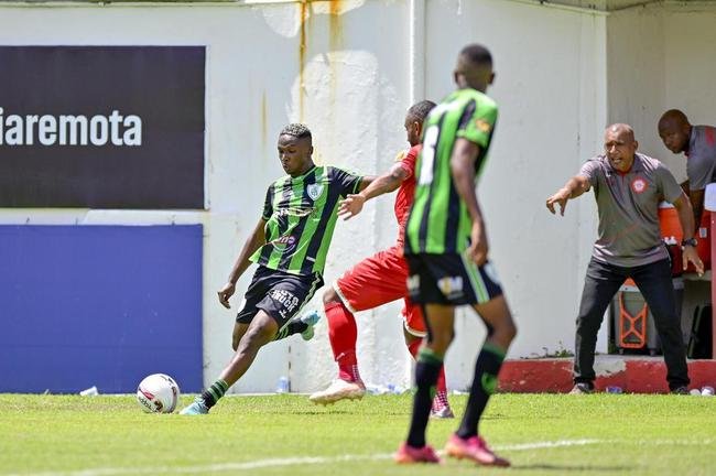 Jogo foi disputado com muito calor, em Nova Lima, na manh deste sbado 