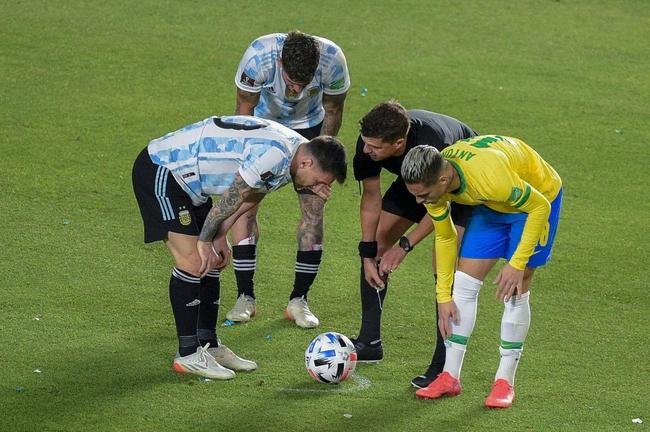 Sem Neymar, Brasil encarou a Argentina em clssco agitado pelas Eliminatrias