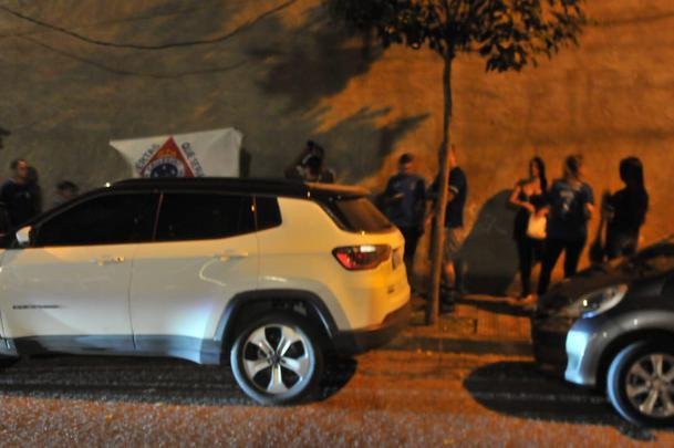 Protesto diante da residncia do presidente do Cruzeiro, Wagner Pires de S. Torcedores querem a renncia imediata do dirigente para que Conselho Gestor assuma o comando