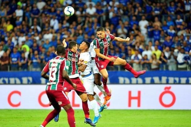 Na reta final do primeiro tempo, rbitro Jean Pierre Gonalves Lima mostrou grande despreparo no Mineiro ao expulsar Yuri, do Fluminense, e voltar atrs, alertado pelo VAR. Em seguida, deu amarelo para Fred, do Cruzeiro, tambm aps ser avisado pelo rbitro de vdeo.