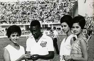 19/11/1961 - Pel sendo homenageado antes do jogo entre Santos e Amrica-RJ, pela Taa Brasil, no Pacaembu.