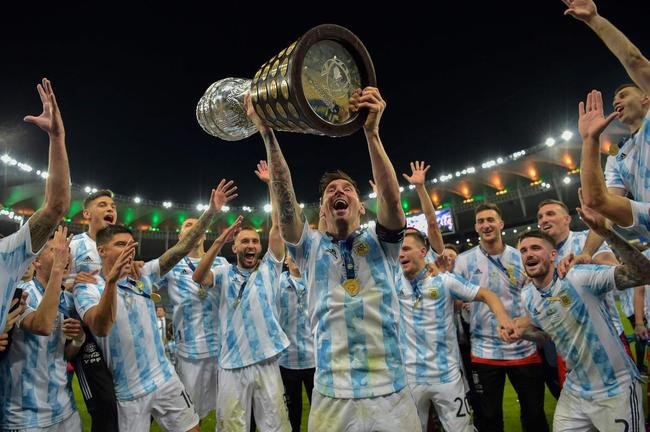 Argentina conquistou 15 ttiulo da Copa Amrica ao vencer o Brasil por 1 a 0, neste sbado, no Maracan. nico gol foi marcado por Di Mara, eleito o destaque da deciso. J o astro Lionel Messi ganhou o prmio de craque da competio.