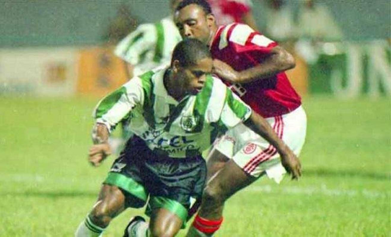 6º Estevam - 304 jogos (lateral-direito; 1992 a 2000);