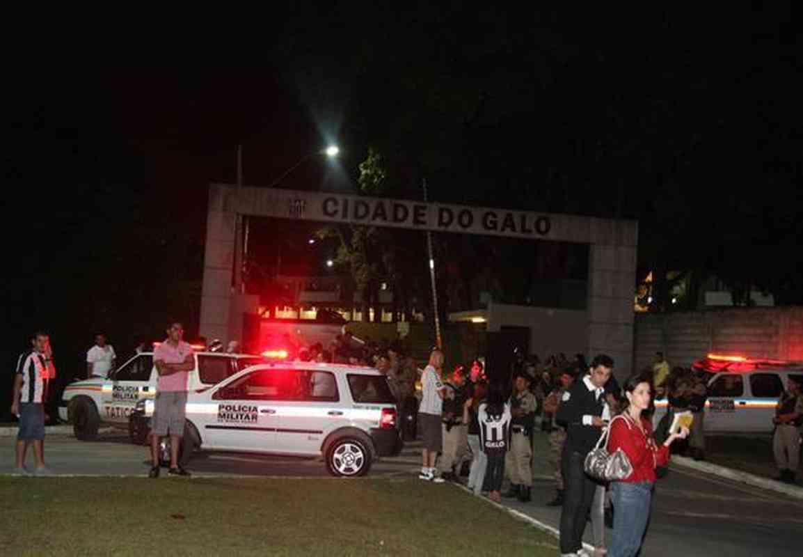 Cidade do Galo  alvo de protestos da torcida depois do clssico