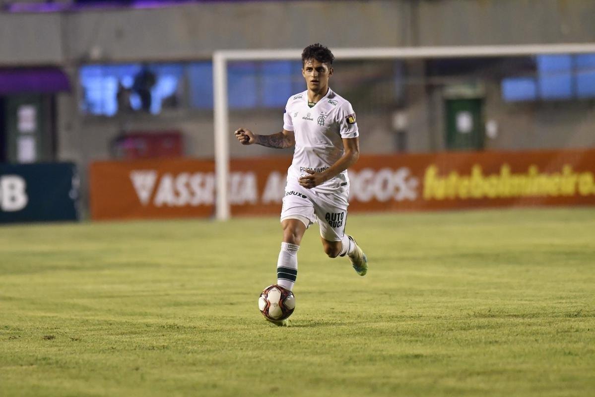 Athletic e Amrica se enfrentaram pela 2 rodada do Campeonato Mineiro de 2021. A partida foi realizada no Estdio Mrio Helnio, em Juiz de Fora, e marcou a estreia do atacante uruguaio Loco Abreu, de 44 anos, com a camisa do Esquadro de Ao.