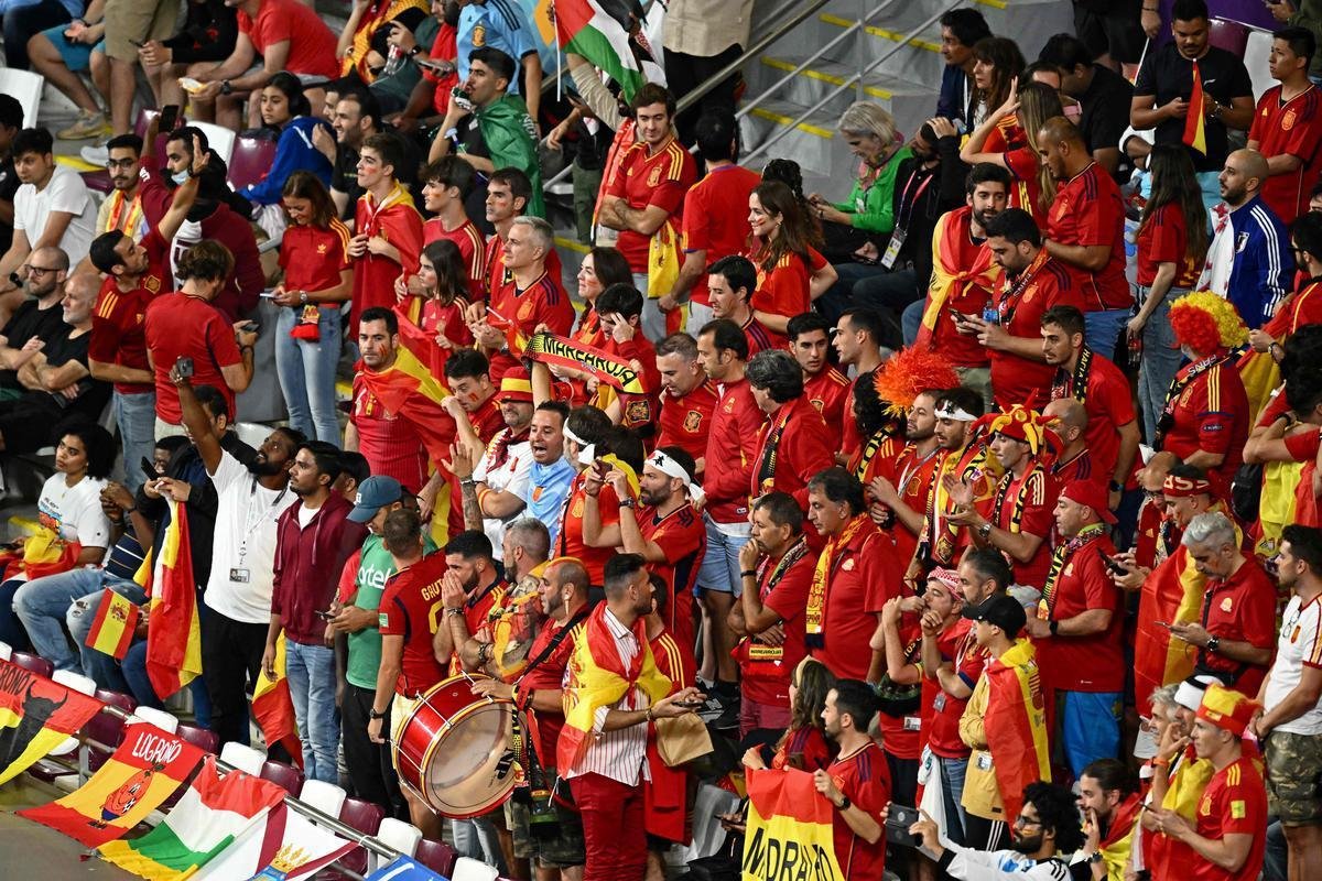 Japoneses e espanhis na partida pelo Grupo E da Copa do Mundo, no Estdio Internacional Khalifa, em Doga