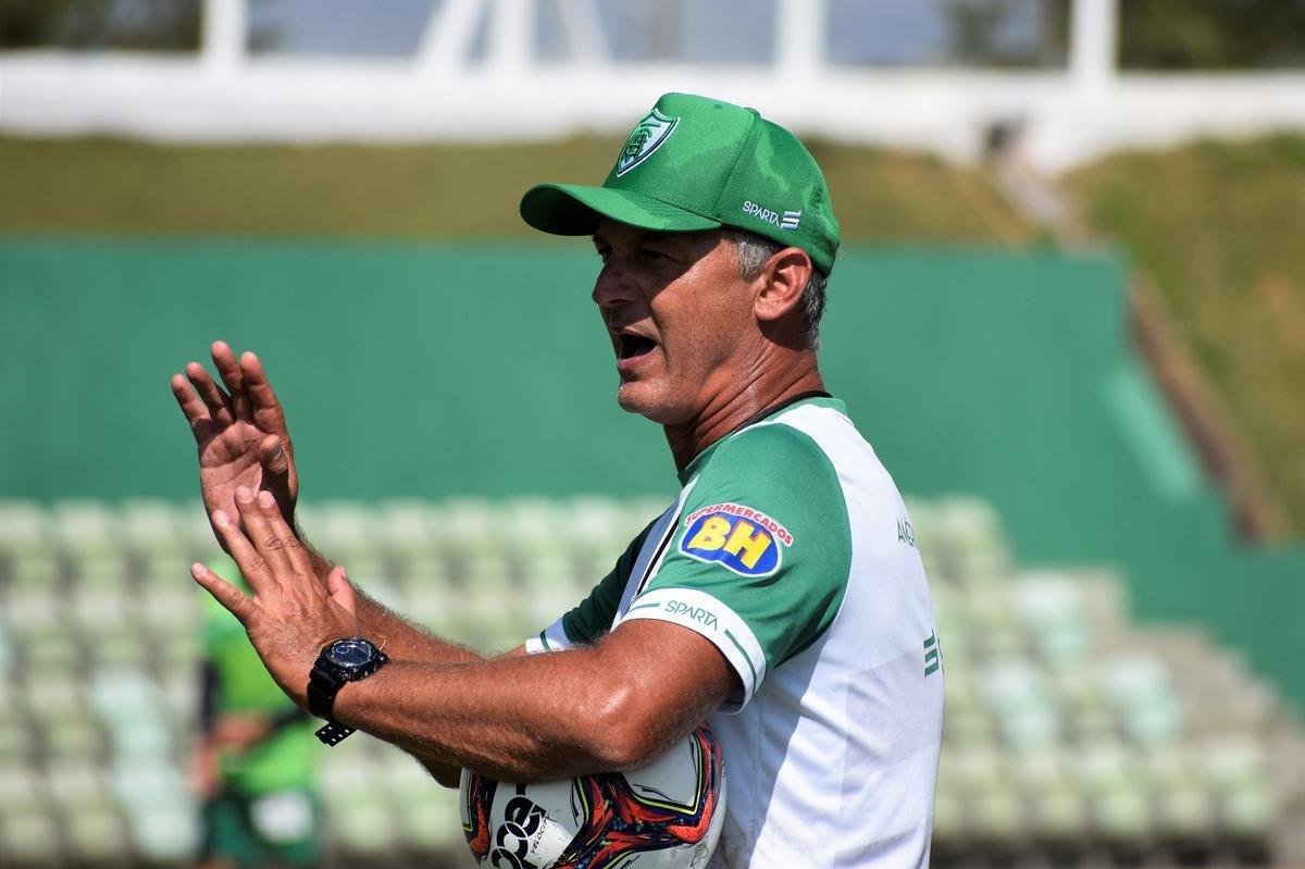O Amrica segue com treinamentos intensivos voltados para a disputa do Campeonato Mineiro. No prximo sbado (27), o Coelho estreia no estadual diante do Boa Esporte, s 19h. A partida ser realizada no Independncia, em Belo Horizonte. A tendncia  que, neste primeiro compromisso, o tcnico Lisca utilize jogadores que tiveram menor minutagem na temporada 2020/21, alm de nomes promissores das categorias de base do clube.