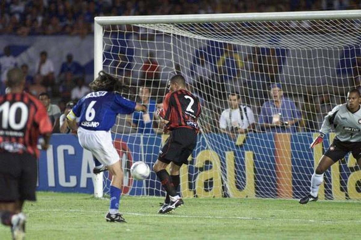 Depois de receber passe de Ruy, Sorn chutou de bico para o gol...