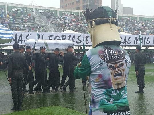 Emoção das famílias no velório dos heróis da Chapecoense