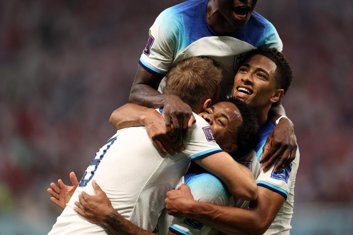 Inglaterra e Ir, no primeiro jogo do Grupo B da Copa do Mundo.