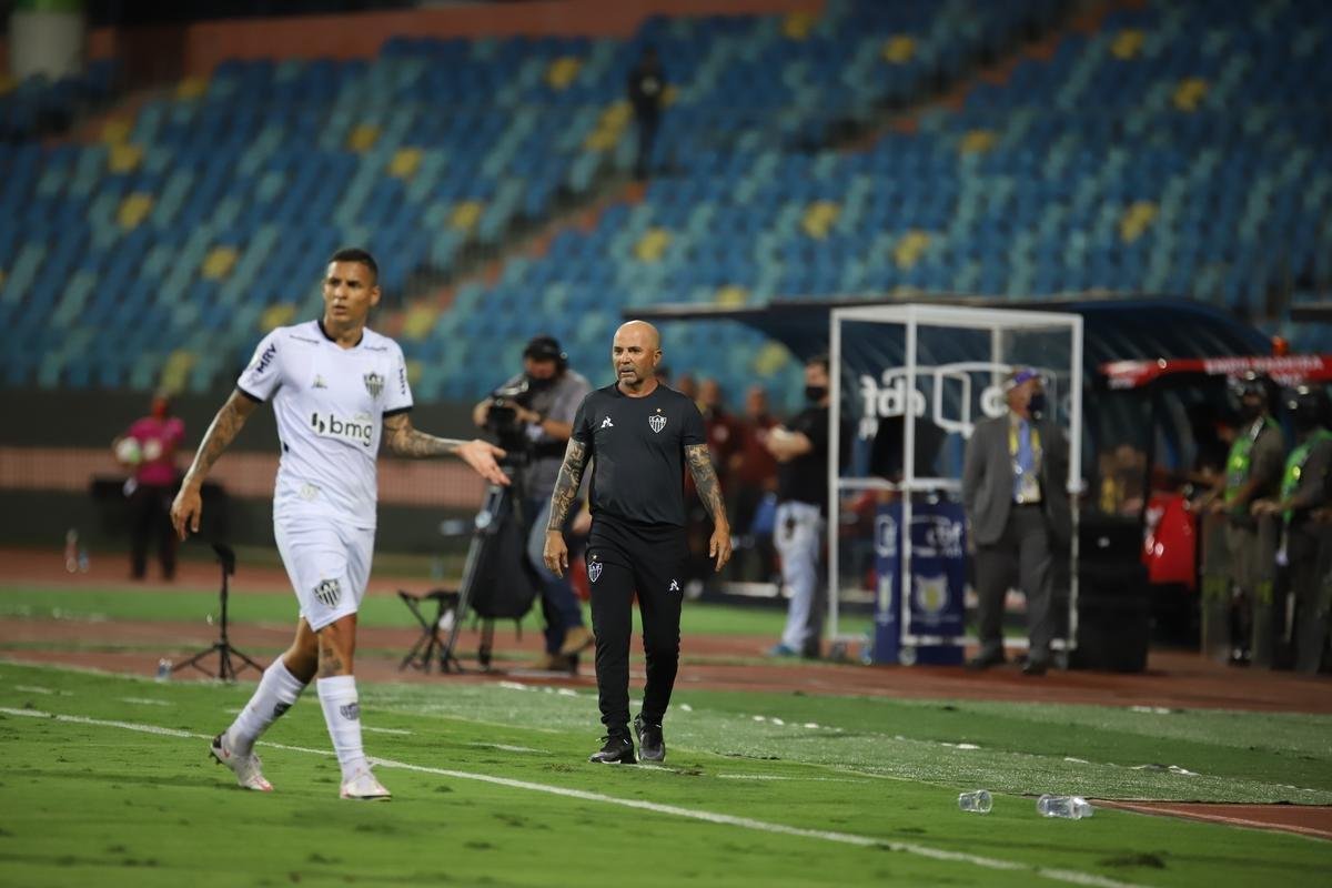 Atltico venceu Atltico-GO por 4 a 3, com gols de Keno (3) e Nathan. Time assumiu liderana do Brasileiro, com 21 pontos