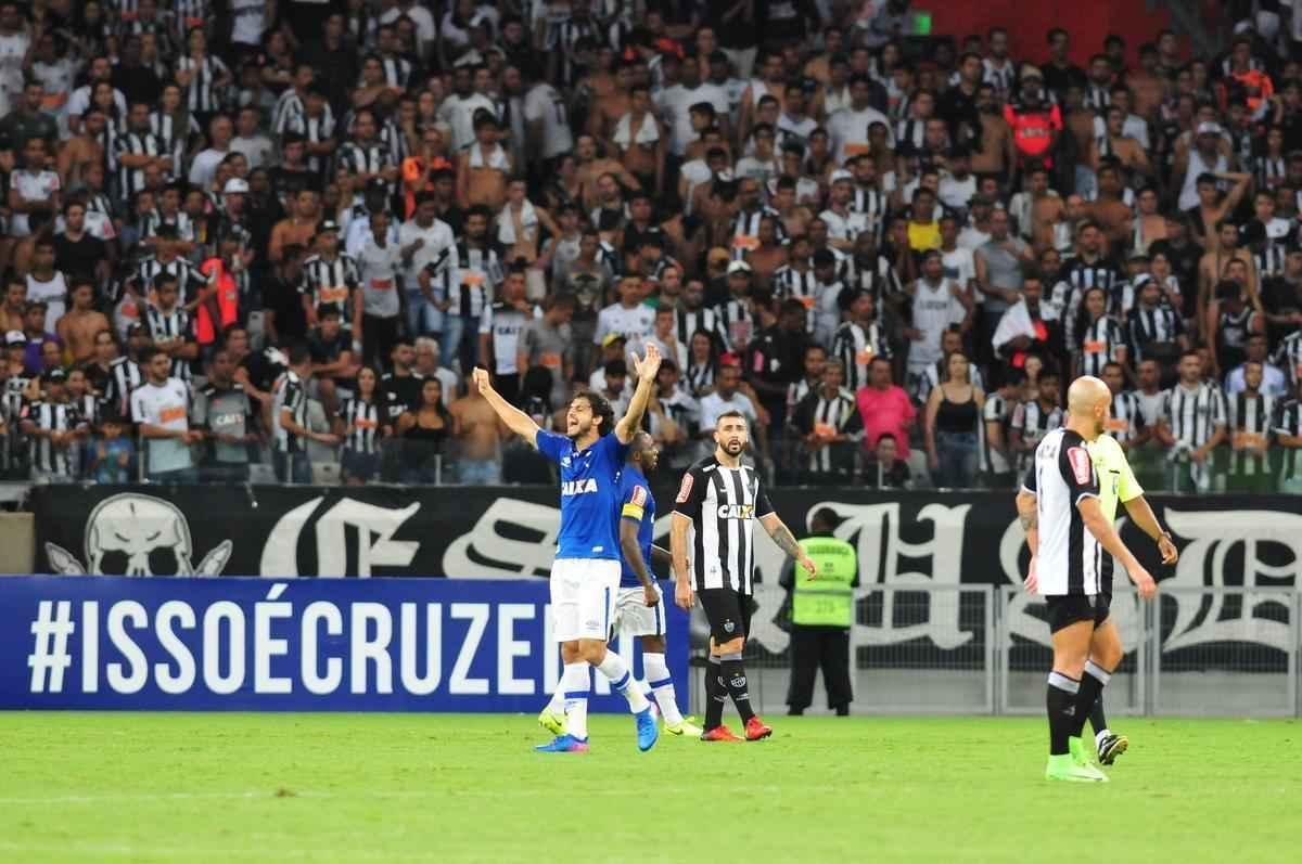 Jogadores cruzeirenses comemoraram vitria no clssico com a torcida celeste