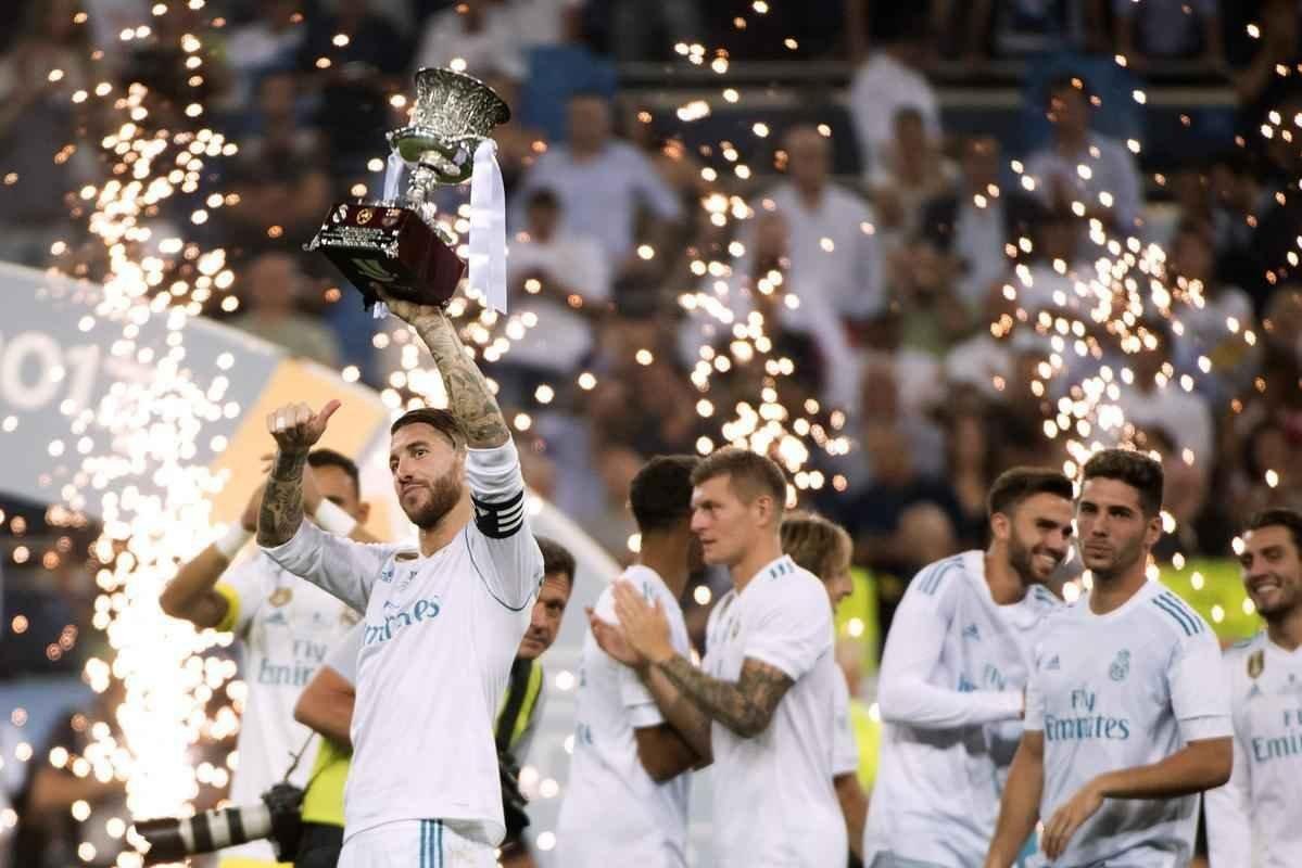 Jogadores do Real Madrid comemoram ttulo da Supercopa da Espanha sobre o Barcelona