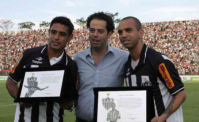 Werley e Tardelli receberam a placa de 100 jogos pelo Atltico do ento presidente do clube, Daniel Nepomuceno