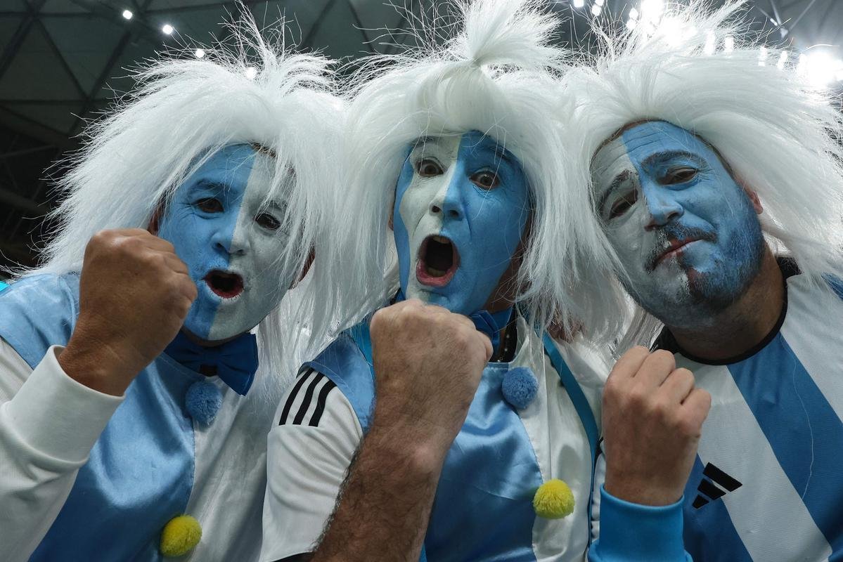 Imagens das torcidas de Argentina e Crocia no duelo pela semifinal da Copa do Mundo do Catar, no estdio Lusail