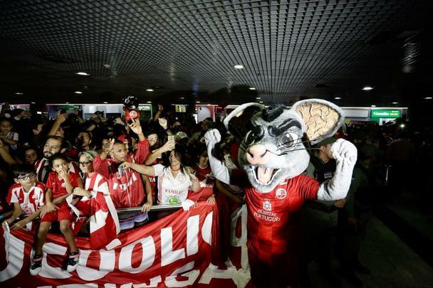 Jogadores, comissão técnica e diretoria do Náutico foram recebidos com festa no desembarque após a conquista do título da Série C do Campeonato Brasileiro, diante do Sampaio Corrêa. A delegação alvirrubra desembarcou em solo pernambucano pouco depois das 23h30 e seguiu em carro aberto para a sede do clube, no bairro dos Aflitos