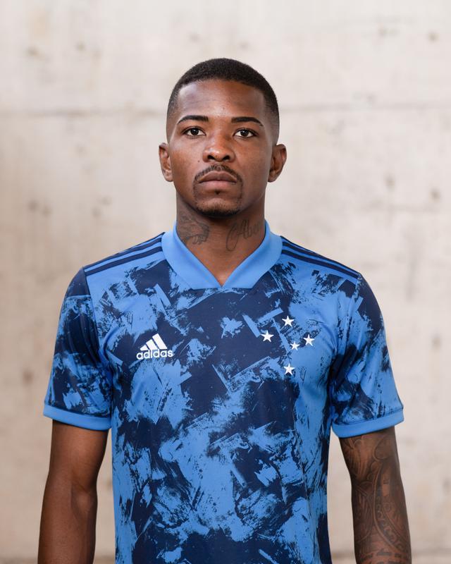 Fotos da nova camisa 3 do Cruzeiro, produzida pela Adidas