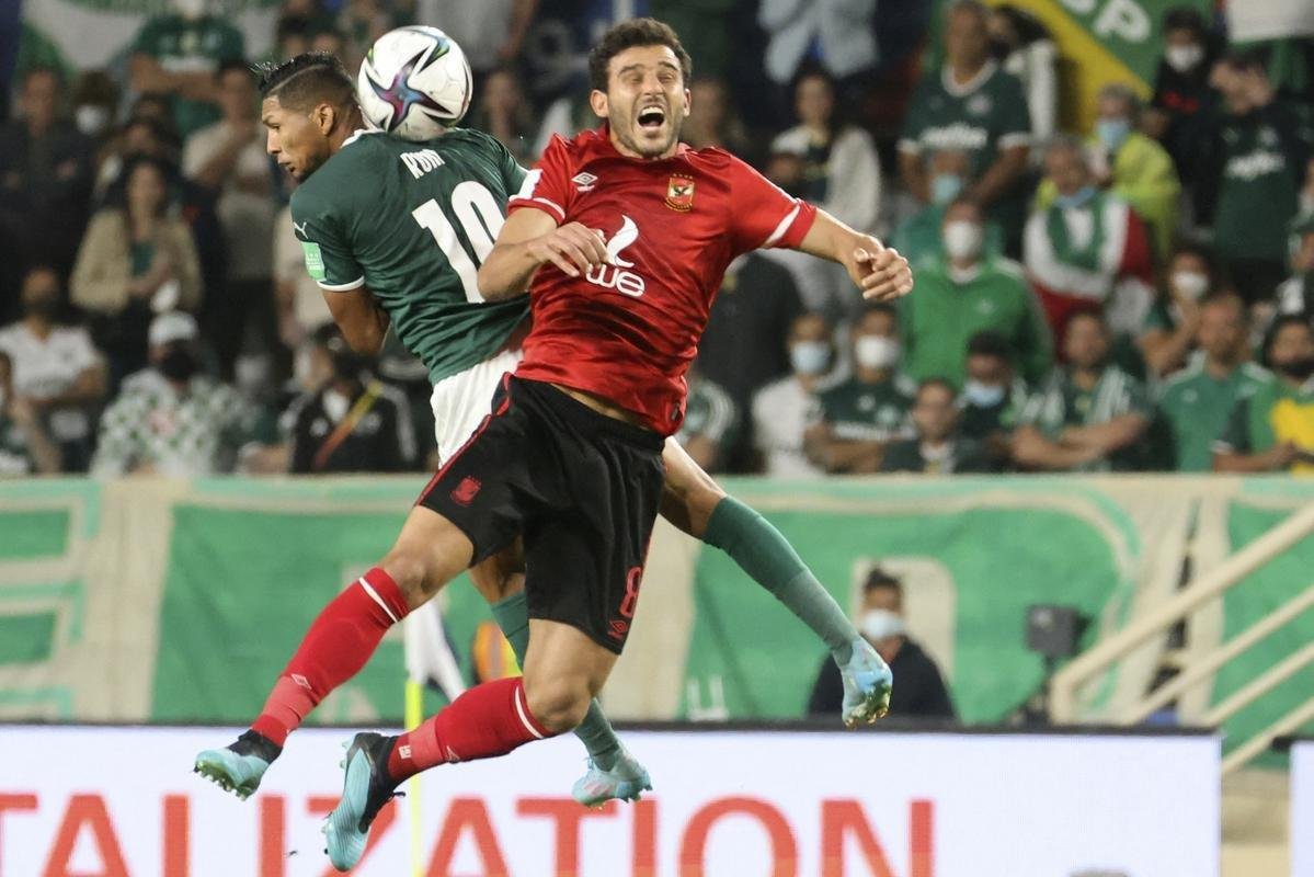 O Palmeiras derrotou, nesta tera-feira (8), o Al Ahly, do Egito, por 2 a 1, no Estdio Al Nahyan, e garantiu vaga na do Mundial de Clubes. Em Abu Dhabi, nos Emirados rabes, Raphael Veiga e Dudu deram show, cada um com um gol e uma assistncia.