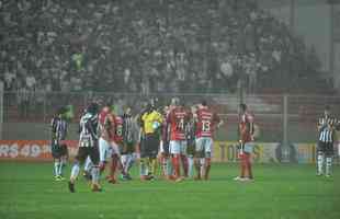 Em jogo com chuva de granizo e 'apago' no Horto, Galo  batido pelo Internacional por 1 a 0