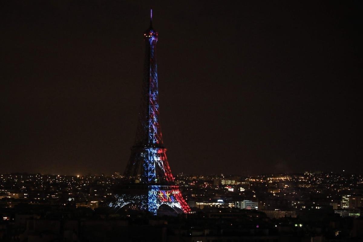 Quando a noite chegou, Paris ficou ainda mais linda: Torre Eiffel foi iluminada com as cores da bandeira francesa e Arco do Triunfo recebeu projees com rostos dos campees