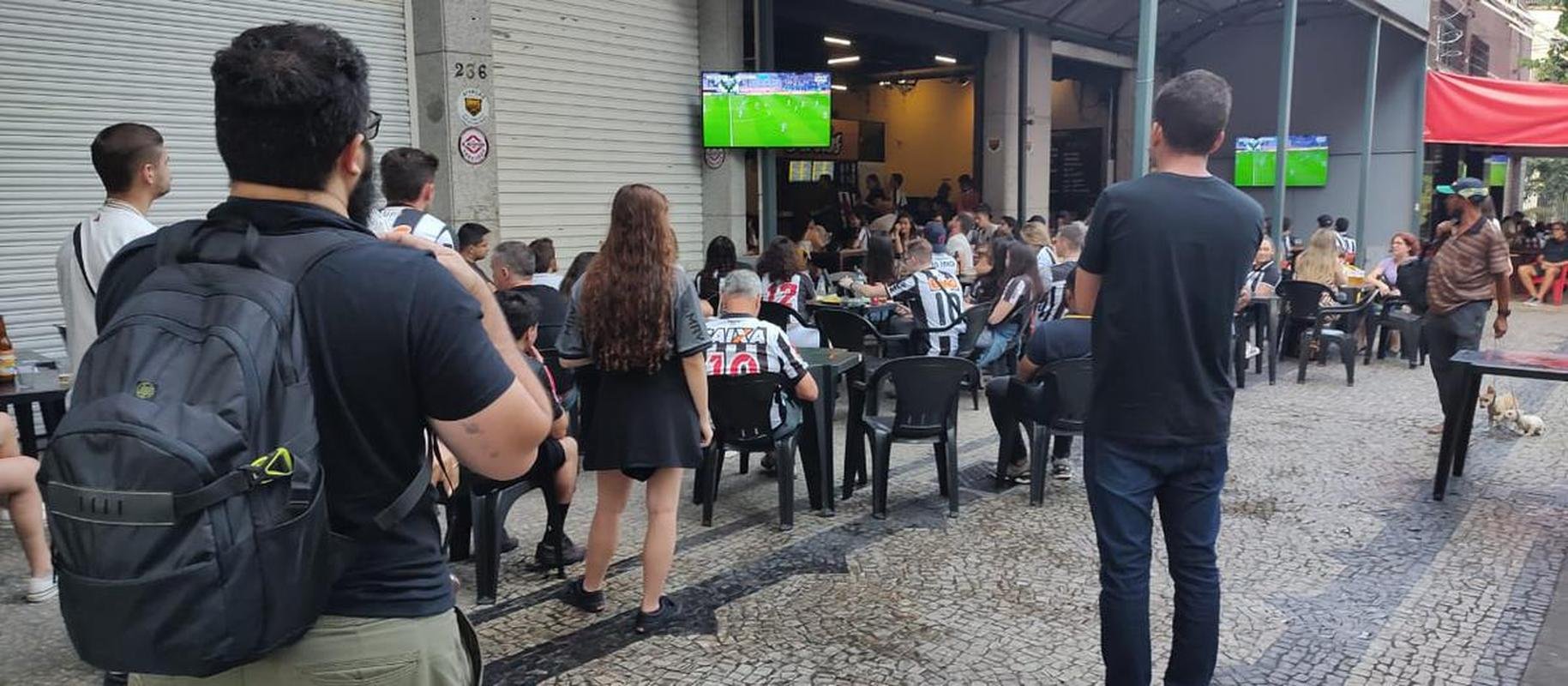 Torcedores do Atltico festejam ttulo em bares de BH