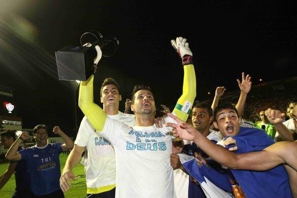 Festa dos jogadores do Cruzeiro no Barrado com a conquista do tricampeonato brasileiro