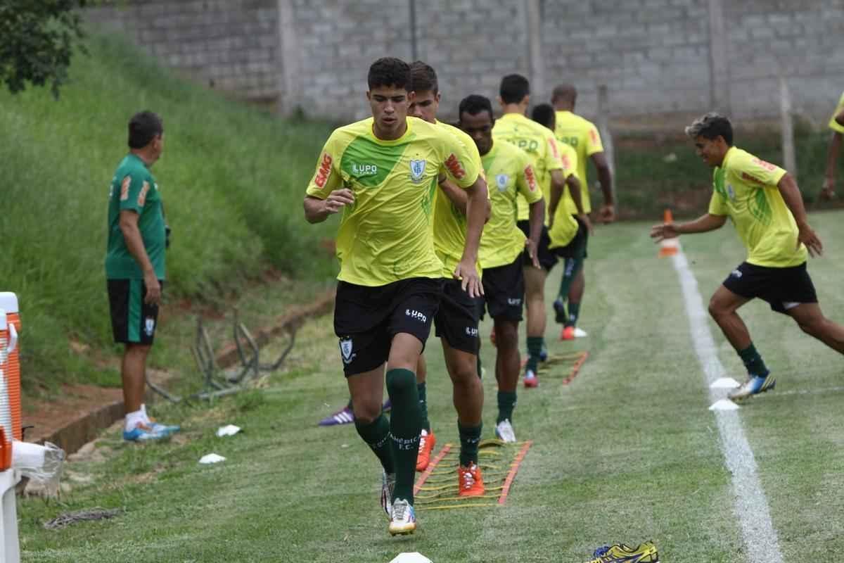O elenco do Amrica se reapresentou para a temporada 2015 na tarde desta segunda-feira, no CT Lanna Drumond. Depois de reunio com integrantes do conselho de administrao, os jogadores foram para um campo secundrio, onde realizaram o primeiro trabalho com bola. O gramado principal passa por reformas.