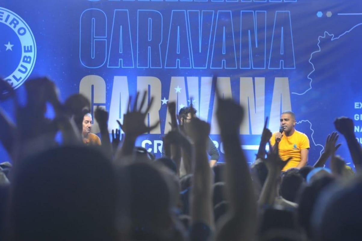 Nonato e Leandro, ex-laterais do clube, durante papo com o pblico de Conselheiro Lafaiete na Caravana do Cruzeiro