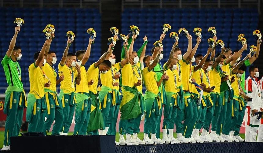 Jogadores da Seleo Brasileira recebem a medalha de ouro pela conquista olmpica no futebol