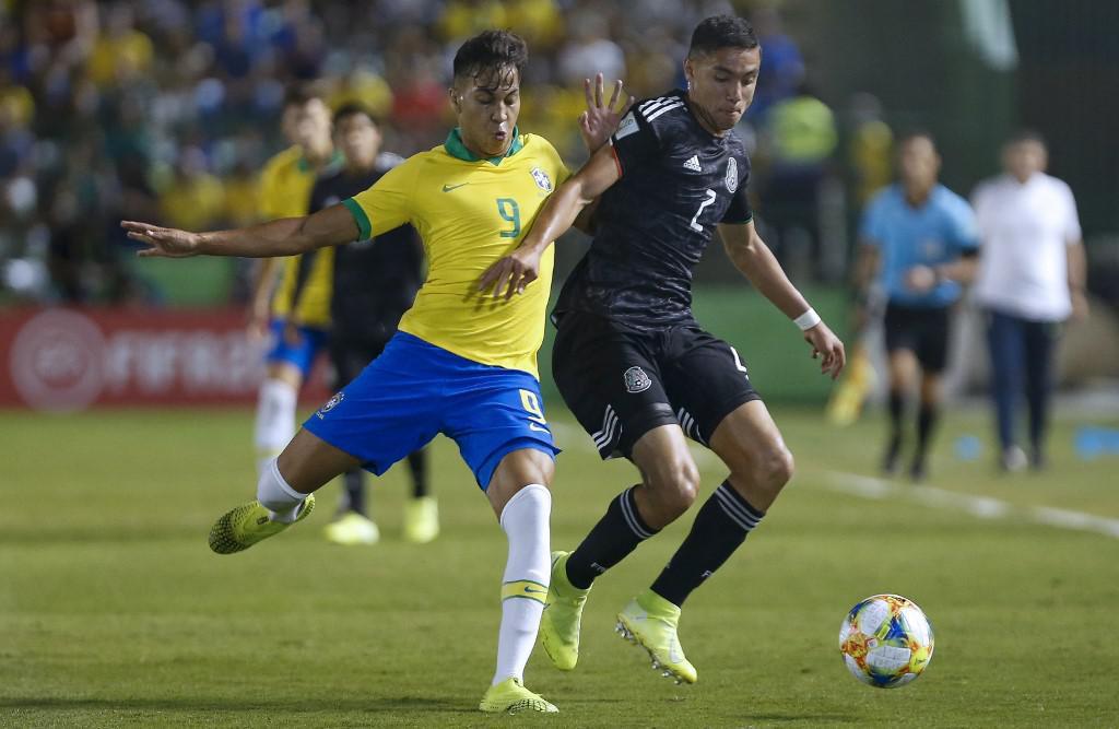 Brasil derrota Mxico de virada, com gols de Kaio Jorge e Lzaro, e conquista tetracampeonato do Mundial Sub-17. O time teve 100% de aproveitamento na campanha. Duelo foi no estdio Bezerro, no Gama-DF