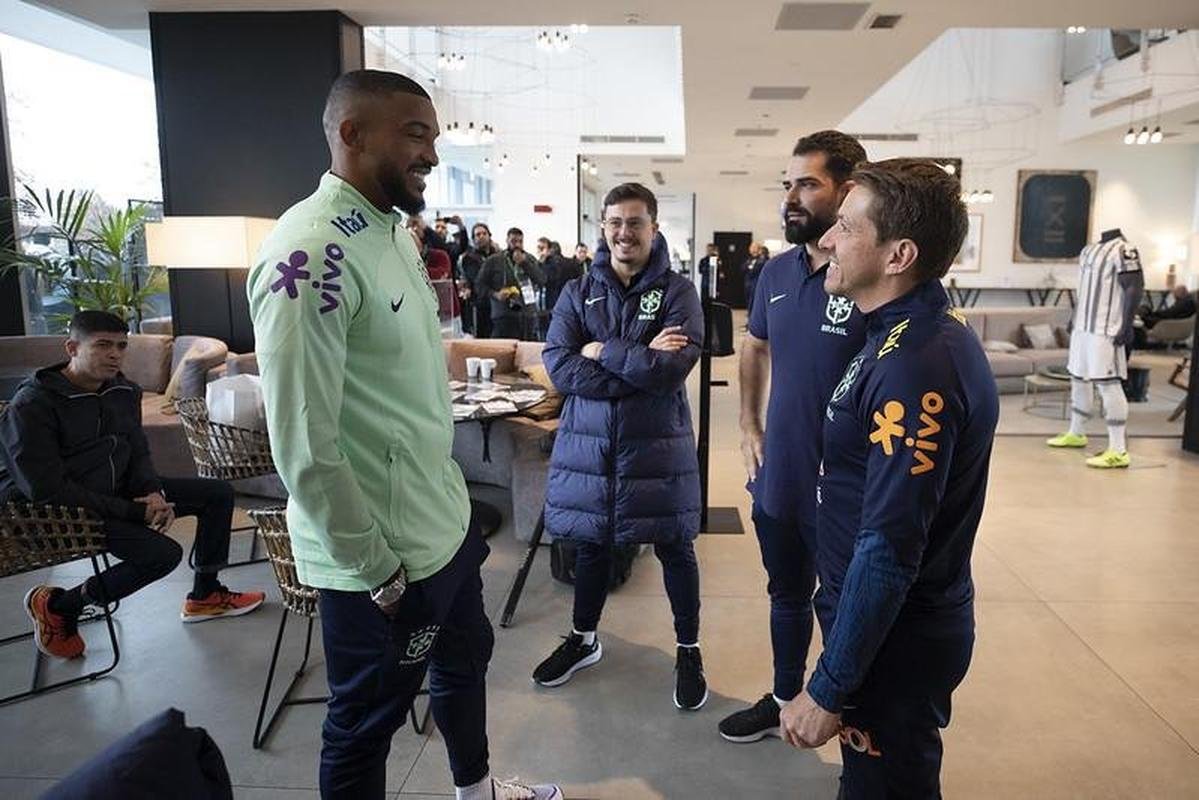 Nesta segunda-feira, os atletas que defendem clubes europeus comearam a se apresentar em Turim. Com isso, a Seleo Brasileira aguarda apenas a chegada de Marquinhos e Neymar 