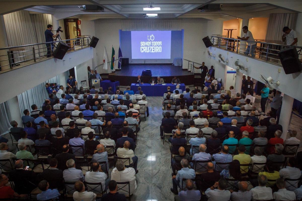 24/9 - CONSELHEIROS REMUNERADOS PEDEM DIREITO A VOTO: em ao na Justia, conselheiros que prestam servio ao Cruzeiro pedem direito a voto em decises do Conselho Deliberativo. Desde que denncias vieram  tona, presidente do rgo, Zez Perrella, decidiu que associados com relaes profissionais com a atual gesto no podem participar de votaes.