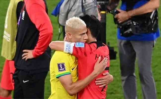 Tras la victoria de Brasil, Richarlison consuela a Son, su compañero en el Tottenham