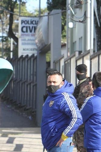 A delegação do Boca Juniors foi liberada da Central de Flagrantes 4  (CEFLAN 4) da Polícia Civil, no bairro Alípio de Melo, região Noroeste de Belo Horizonte, por volta das 12h desta quarta-feira. Jogadores e membros da comissão técnica da equipe argentina ficaram na delegacia por cerca de 12 horas para esclarecimentos sobre a confusão no Mineirão após a eliminação diante do Atlético, nos pênaltis, pelas oitavas de final da Copa Libertadores da América.
