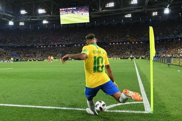 Poucas quedas, assistência e 'ousadia': a atuação de Neymar contra a Sérvia