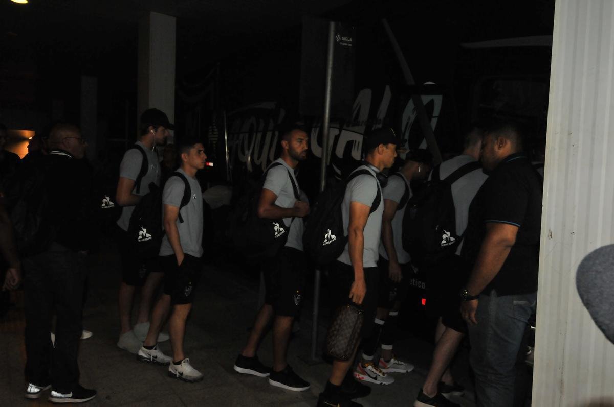 Jogadores do Atltico desembarcaram nesta quinta-feira, em Confins, na Grande Belo Horizonte, aps eliminao vexatria para Afogados-PE na Copa do Brasil. Demitidos, tcnico Rafael Dudamel, diretor de futebol Rui Costa e gerente de futebol Marques estavam junto com a delegao, mas no concederam entrevista.