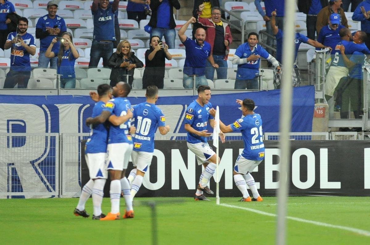 Thiago Neves aproveitou cruzamento de Sass e abriu o placar aos 2 minutos do primeiro tempo