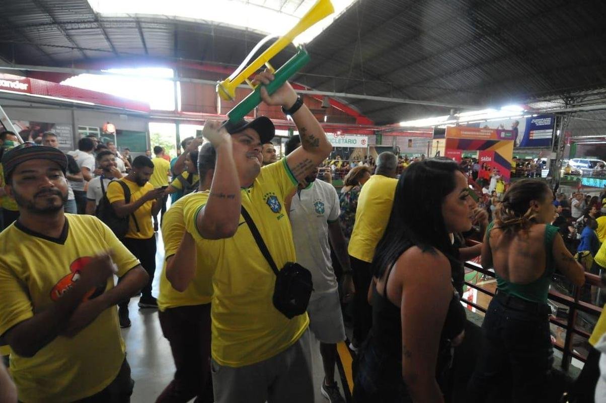 No Mercado Central, em BH, torcedores assistem ao jogo do Brasil contra a Sua pelo Grupo G da Copa do Mundo, no Catar