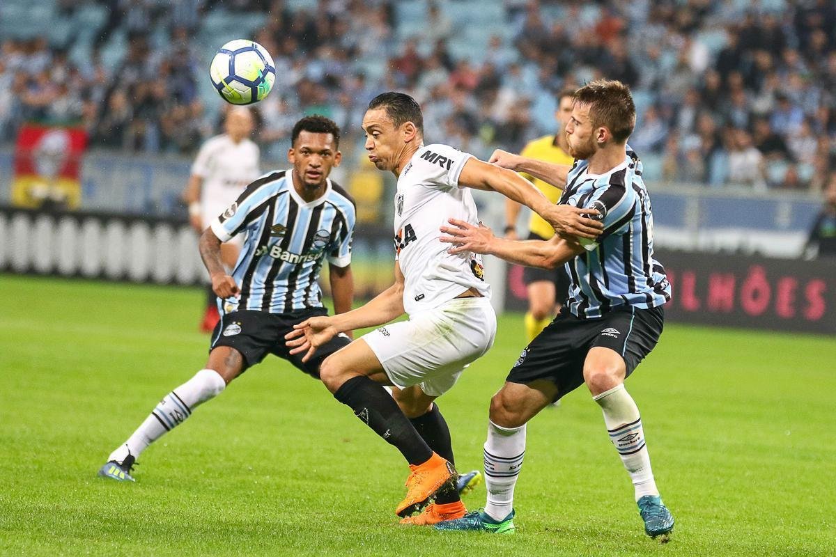 Grmio jogou melhor e conseguiu vitria por 2 a 0 sobre o Atltico na Arena, em Porto Alegre, pela 13 rodada do Campeonato Brasileiro