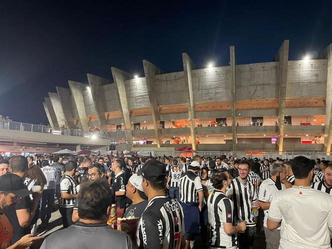 Atleticanos invadiram o Mineirão no jogo contra o Grêmio e bateram recorde de público no Brasileiro; veja fotos do entorno do estádio antes da partida
