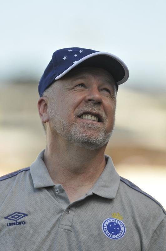 Tcnico do Cruzeiro, Mano Menezes, no estdio Fario, em Divinpolis