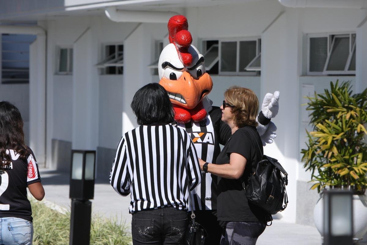 Na Cidade do Galo para tratamento de leso, Bernard, ex-jogador do Atltico e atualmente sem clube, foi a campo e atendeu torcedores 